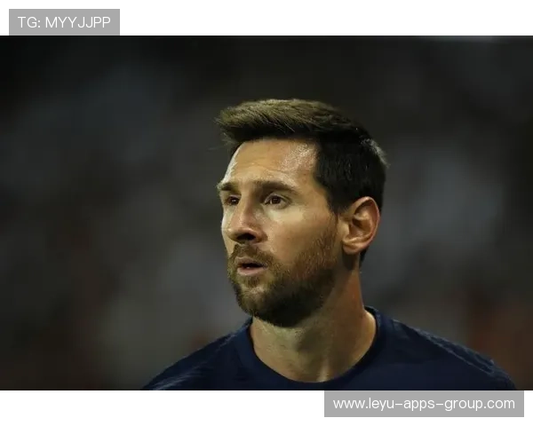 巴黎球星遭凶狠铲球伤退，痛苦落泪，巴黎球迷